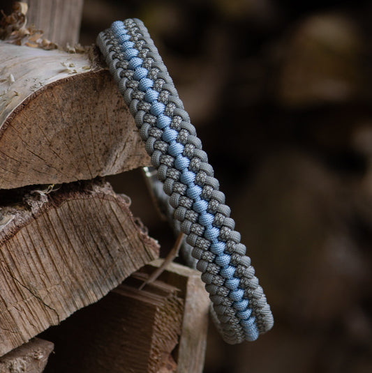Hundehalsband aud Paracord in grau und ice balu