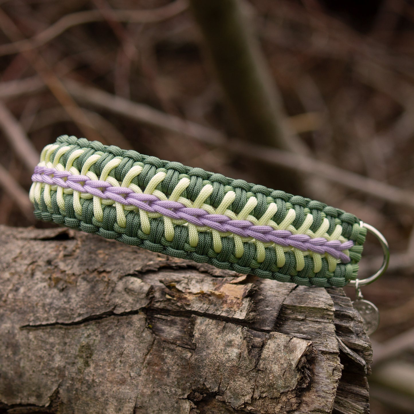 Halsband aus Paracord im Muster INFINITY