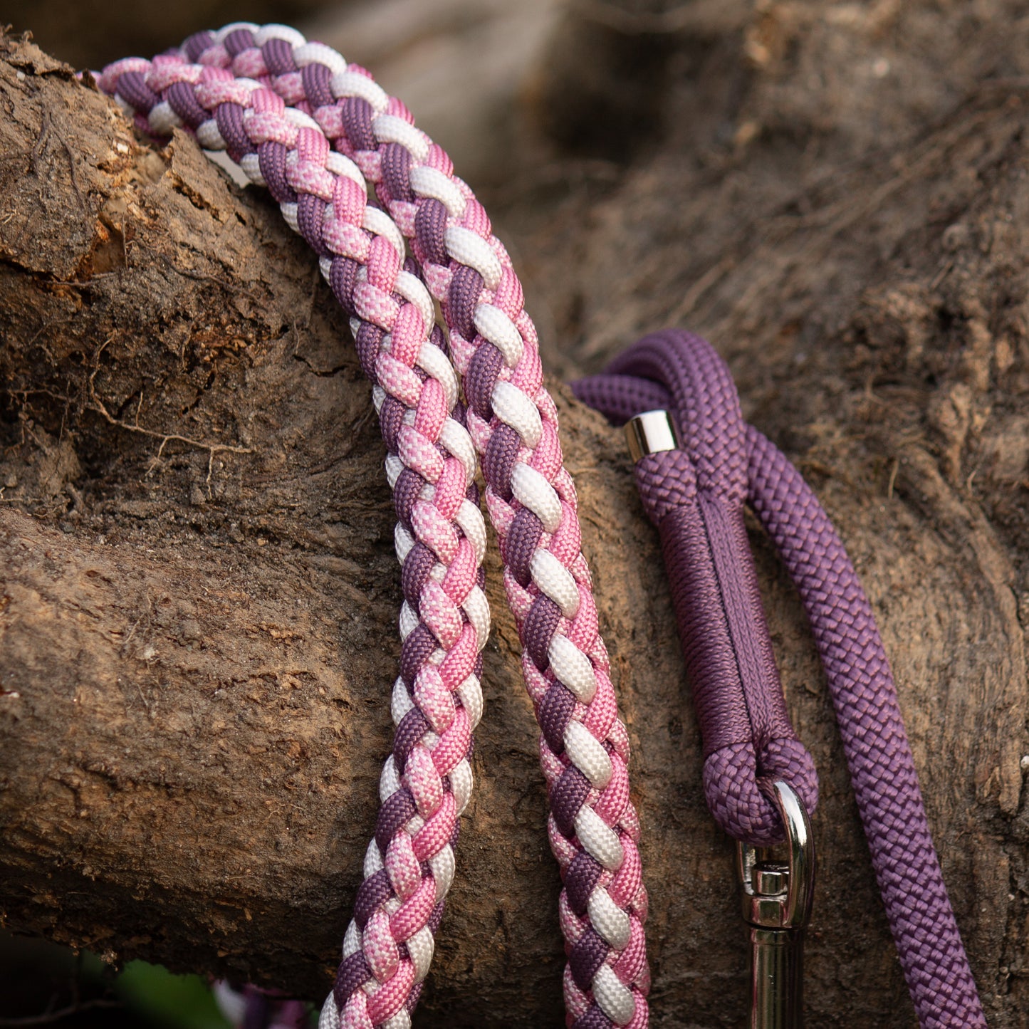 Hundeleine aus Paracord und Tau in lila und rosa