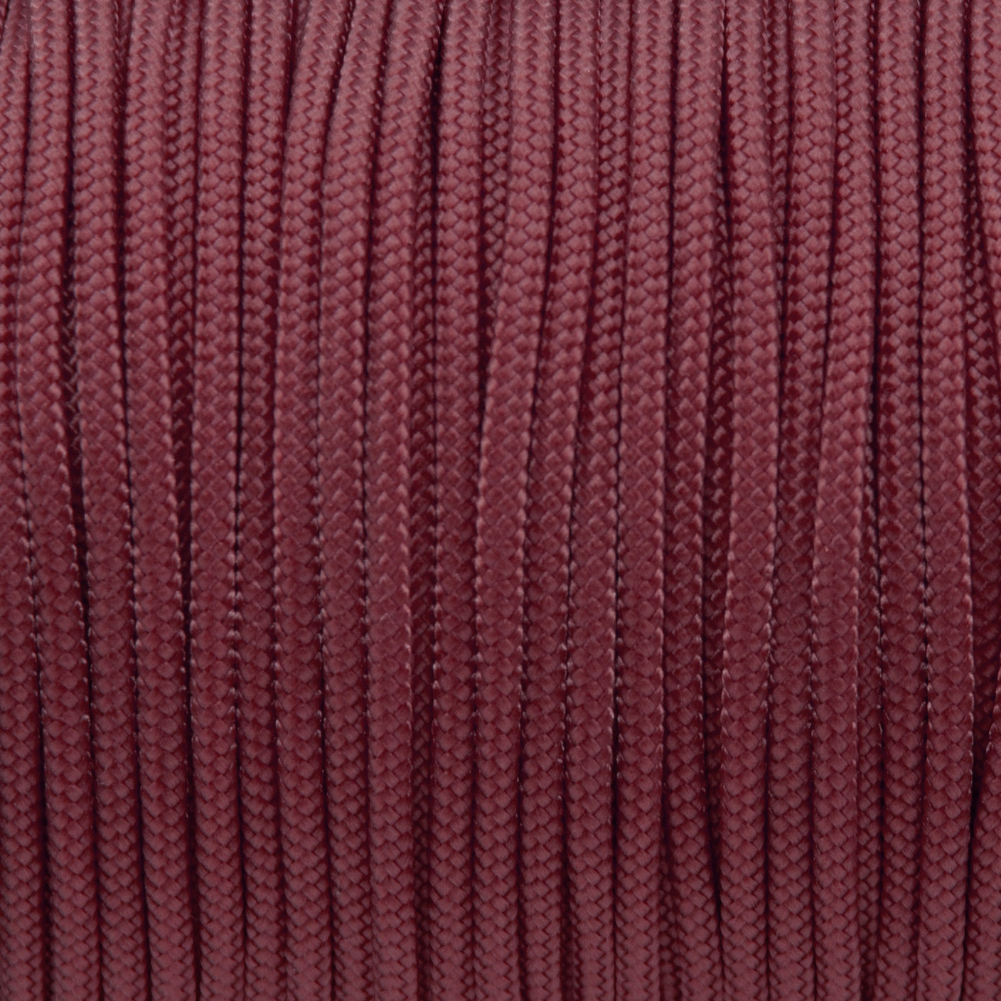 Nahaufnahme von einfarbigem Paracord 100 Typ I in Viva la Vino als Meterware für feines DIY-Hundezubehör.
