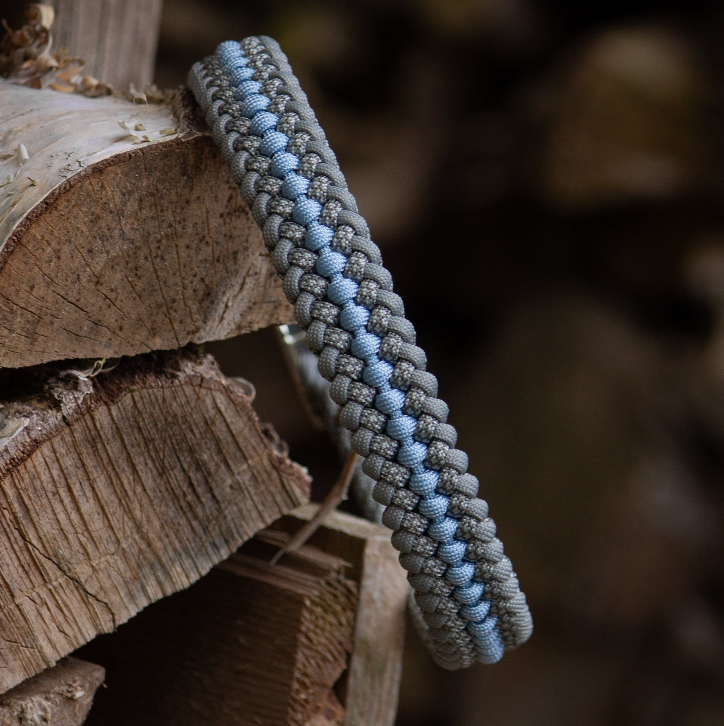 Hundehalsband aud Paracord in grau und ice balu