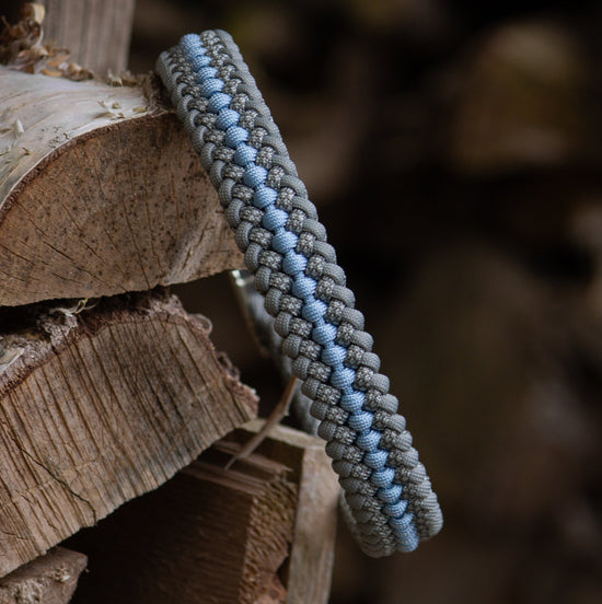 Hundehalsband aud Paracord in grau und ice balu