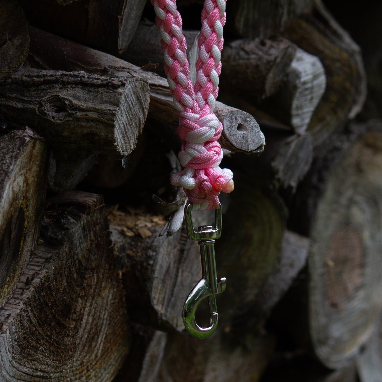 Kurzführer aus Paracord in Rosa-Tönen