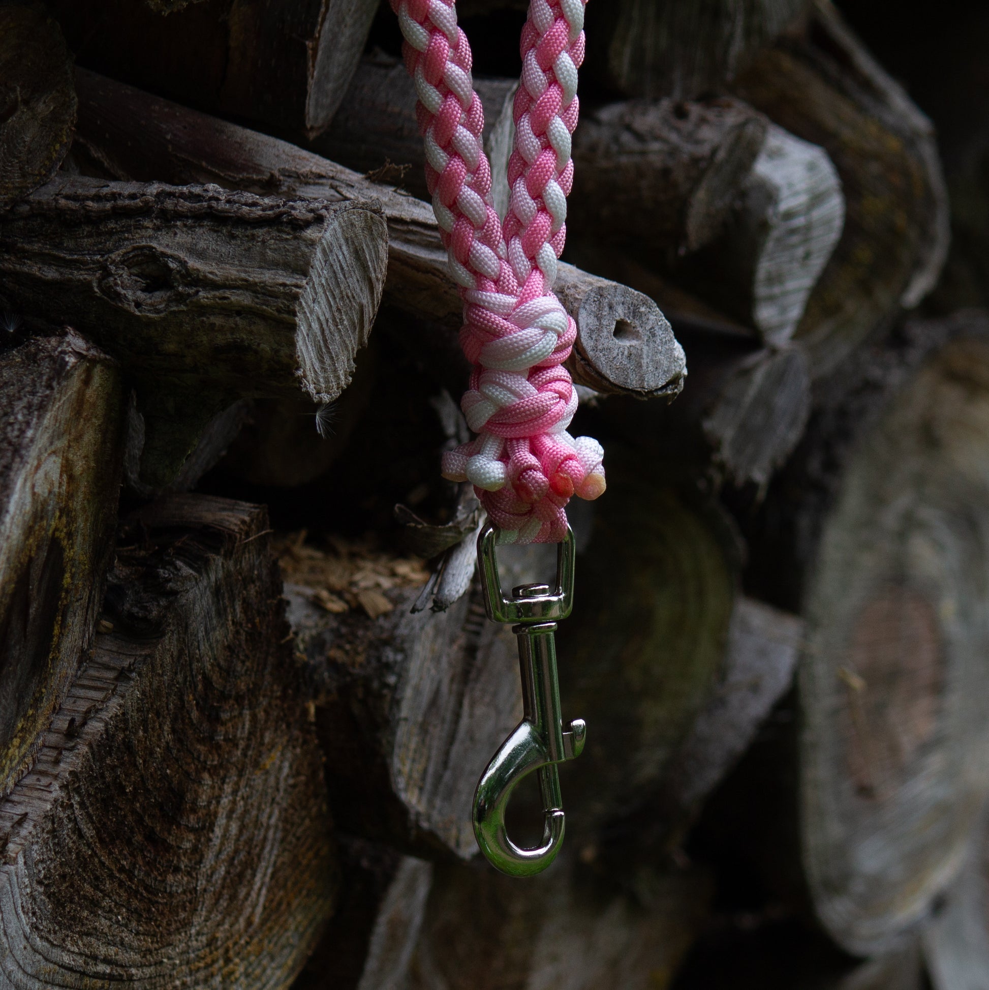 Kurzführer aus Paracord in Rosa-Tönen