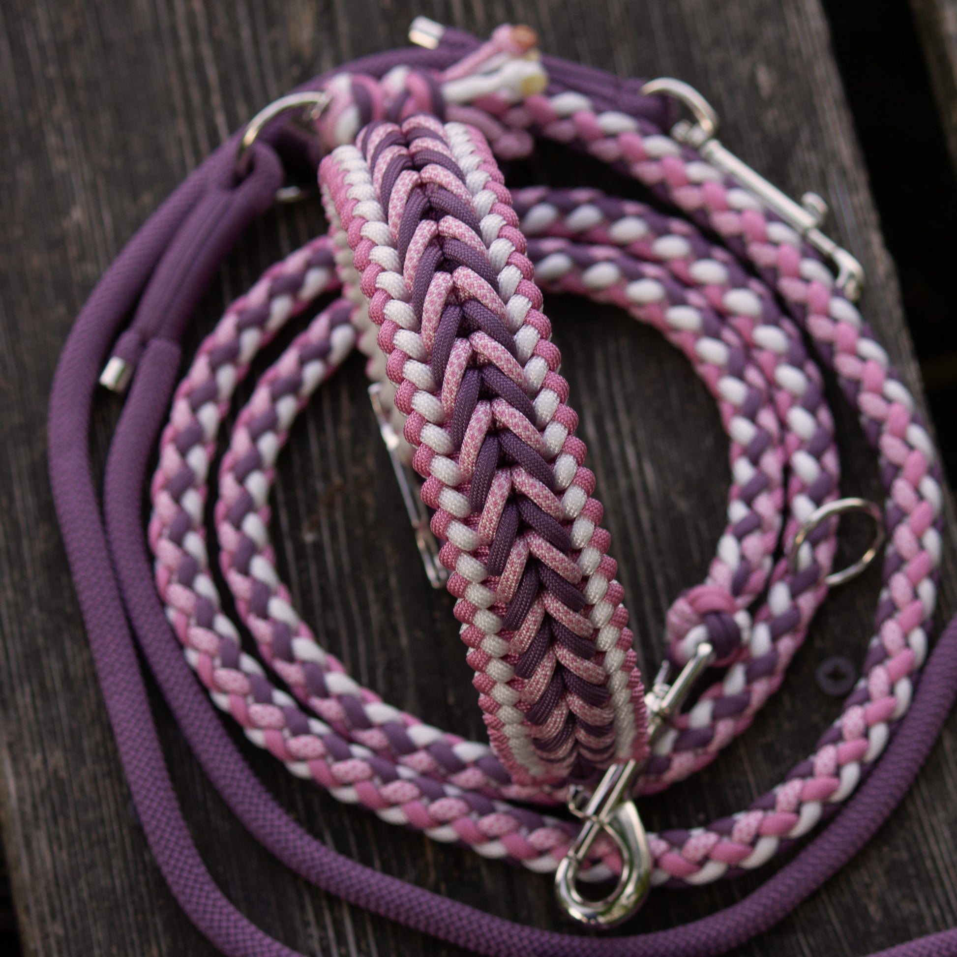 Hundeleine und Halsband aus Paracord in Mauve und Rosa