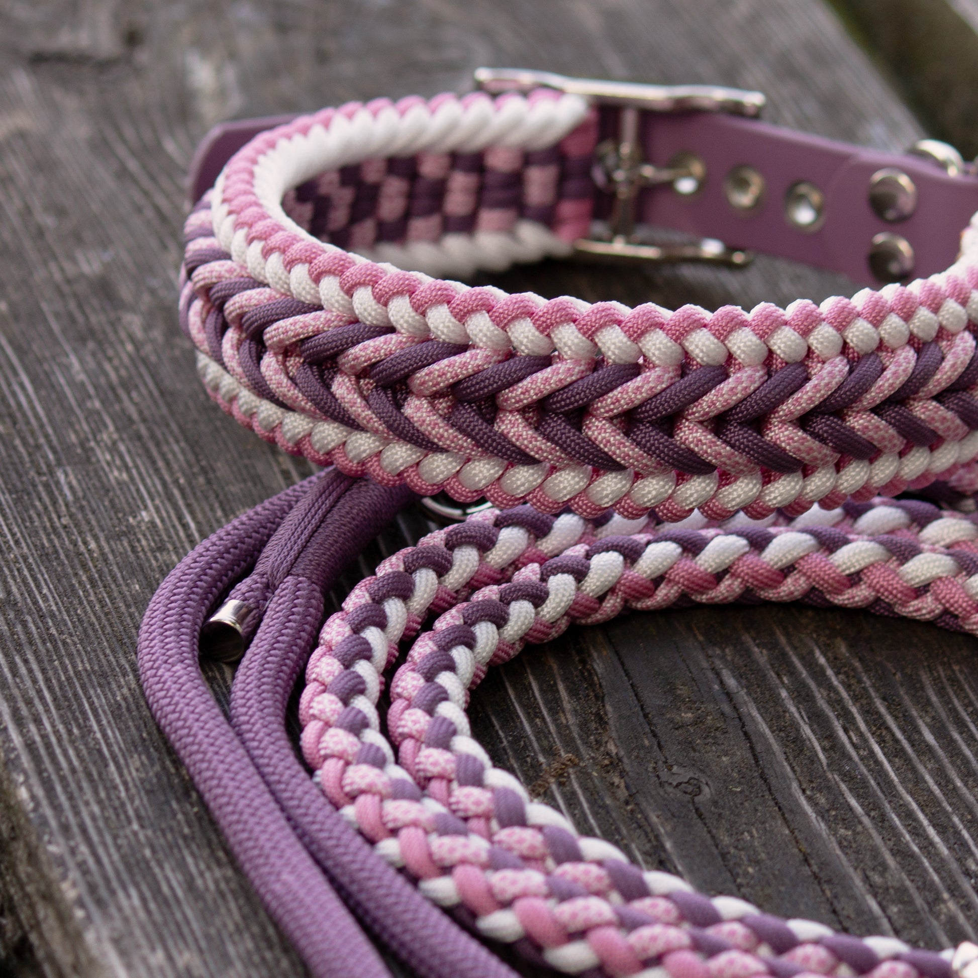 Paracord Hundeleine und passendes Halsband in lila und rosa