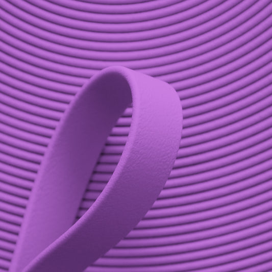 Nahaufnahme von amethyst-violetter BioThane Beta Standard Meterware (Farbcode AMETHYST PU524) mit matter, lederähnlicher Struktur für Hundezubehör und Reitsport.