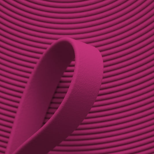 Nahaufnahme von beeren-pinker BioThane Beta Standard Meterware (Farbcode BERRY PINK PK526) mit matter, lederähnlicher Struktur für Hundezubehör und Reitsport.