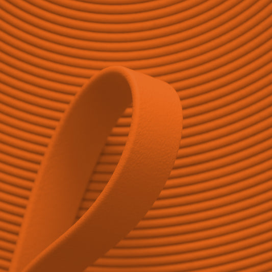 Nahaufnahme von rost-oranger BioThane Beta Standard Meterware (Farbcode BURNED ORANGE OR524) mit matter, lederähnlicher Struktur für Hundezubehör.