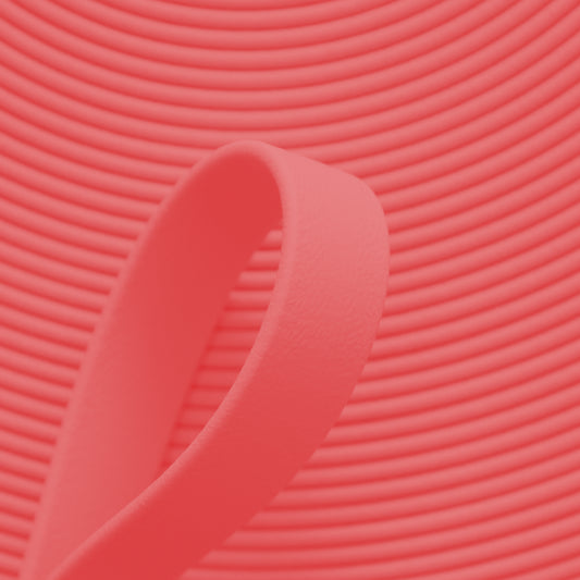 Nahaufnahme von korallen-pinker BioThane Beta Standard Meterware (Farbcode CORAL PC524) mit matter, lederähnlicher Struktur für Hundezubehör und Reitsport.
