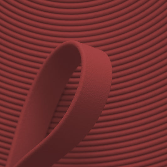 Nahaufnahme von karmesinroter BioThane Beta Standard Meterware (Farbcode CRIMSON RD526) mit matter, lederähnlicher Struktur für Hundezubehör und Reitsport.