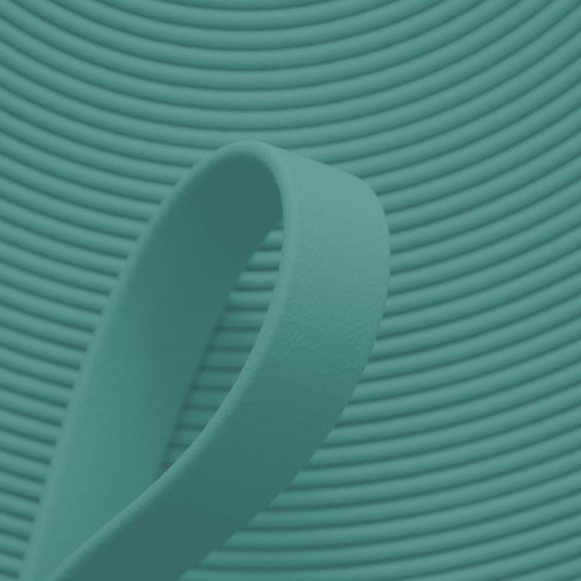 Nahaufnahme von mattedem, dusty-türkisfarbenem BioThane Beta Standard Gurtband (Farbcode DUSTY TURQUOISE TU521) als Meterware für Hundezubehör.