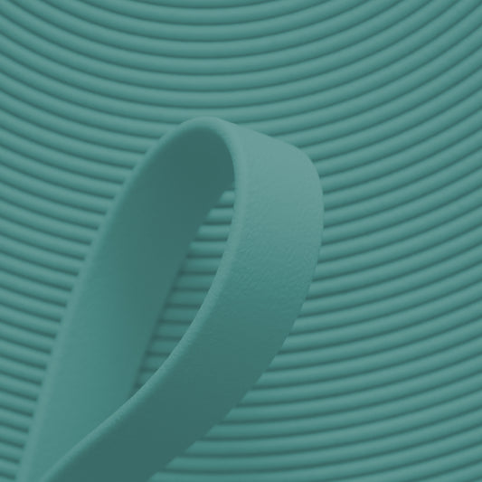 Nahaufnahme von mattedem, dusty-türkisfarbenem BioThane Beta Standard Gurtband (Farbcode DUSTY TURQUOISE TU521) als Meterware für Hundezubehör.