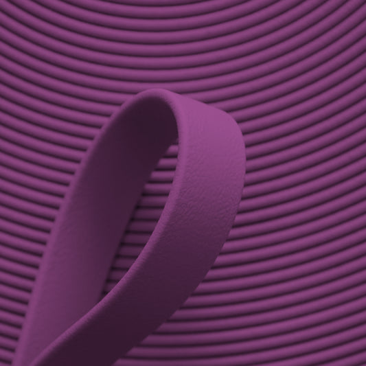 Nahaufnahme von weinroter, beerenfarbener BioThane Beta Standard Meterware (Farbcode GRAPE PU527) mit matter, lederähnlicher Struktur für Hundezubehör.