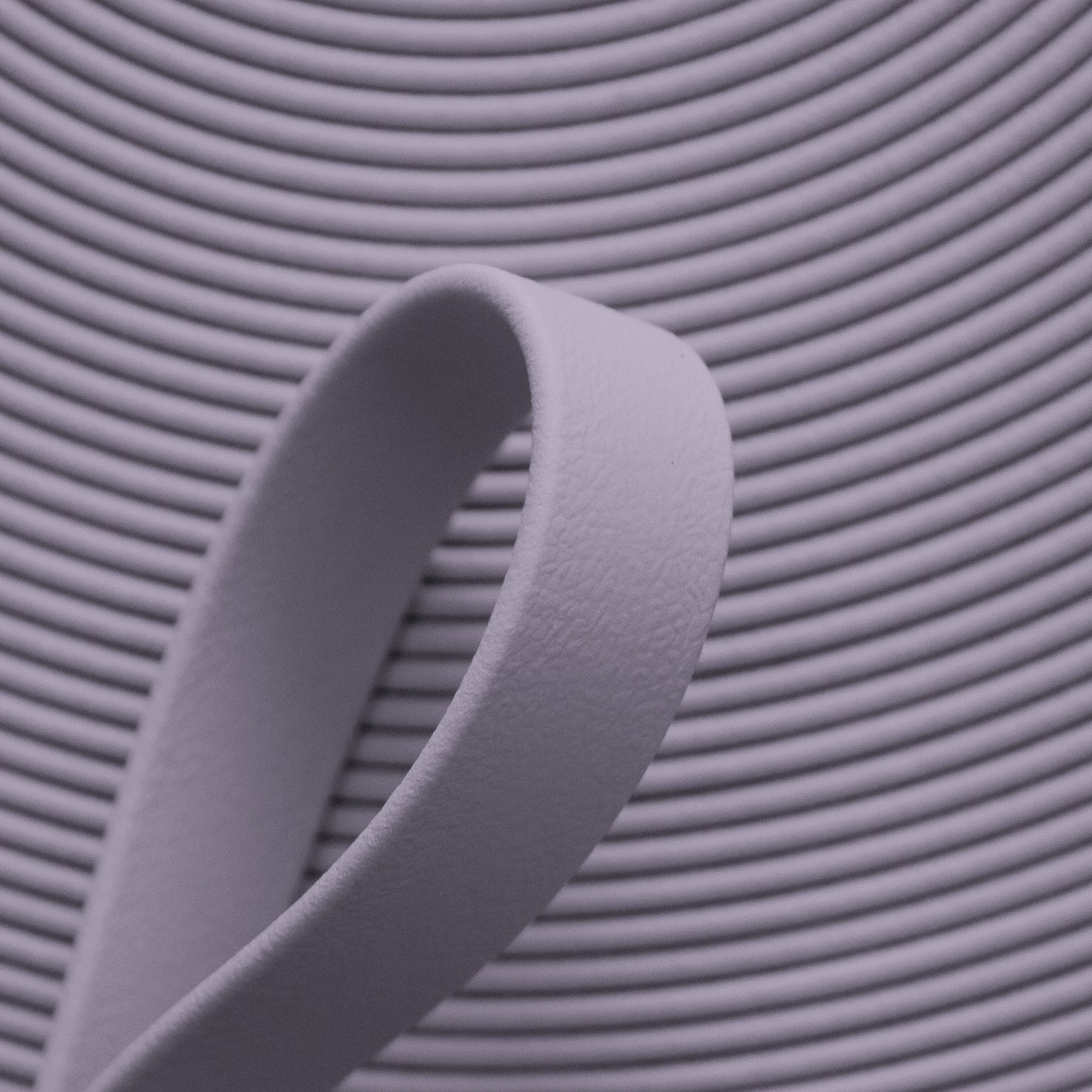 Nahaufnahme von grauer BioThane Beta Standard Meterware (Farbcode GREY GY523) mit matter, lederähnlicher Struktur für Hundezubehör und Reitsport.