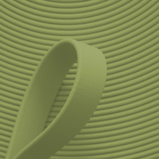 Nahaufnahme von avocado-grüner BioThane Beta Standard Meterware (Farbcode HOLY GUACAMOLE GN52A) mit matter, lederähnlicher Struktur für Hundezubehör und Reitsport.