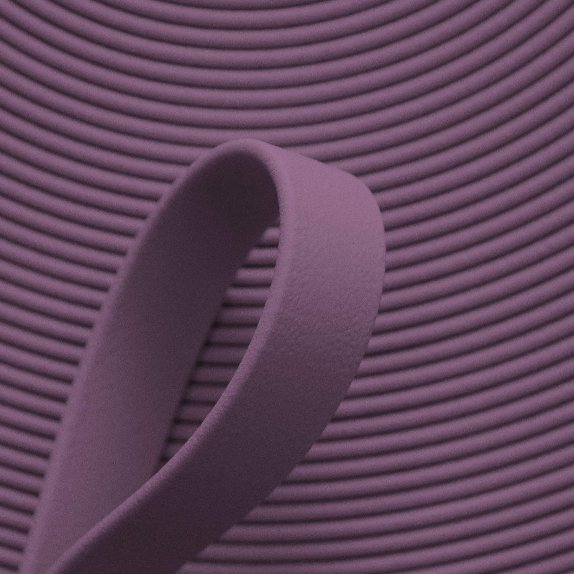 Nahaufnahme von mauven-altrosafarbener BioThane Beta Standard Meterware (Farbcode MARVELOUS MAUVE PU525) mit matter, lederähnlicher Struktur für Hundezubehör.