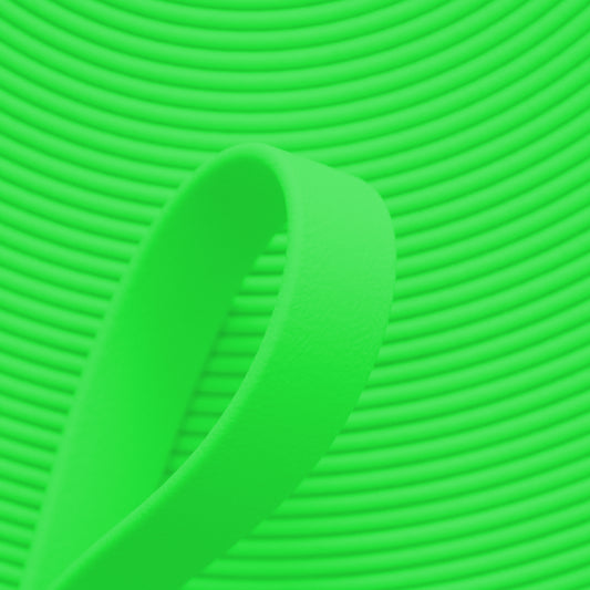 Nahaufnahme von neongrüner BioThane Beta Standard Meterware (Farbcode NEON GREEN GN528) mit matter, lederähnlicher Struktur für Hundezubehör und Reitsport.