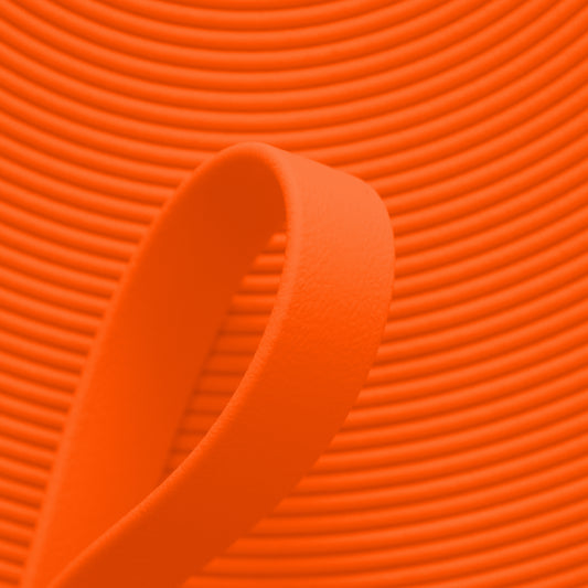Nahaufnahme von neon-oranger BioThane Beta Standard Meterware (Farbcode NEON ORANGE OR522) mit matter, lederähnlicher Struktur für Hundezubehör und Reitsport.