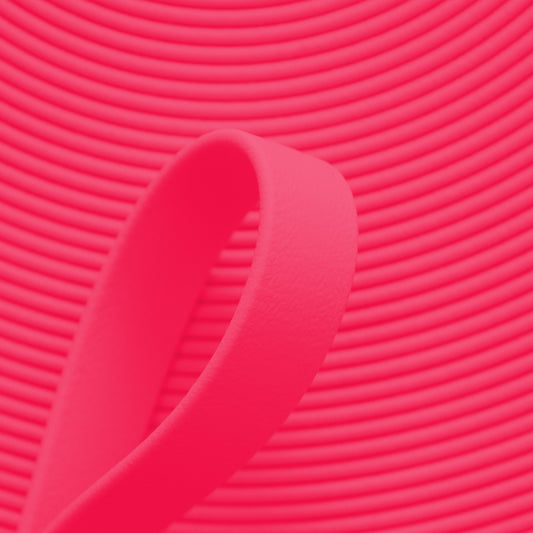 Nahaufnahme von neon-pinker BioThane Beta Standard Meterware (Farbcode NEON PINK PK521) mit matter, lederähnlicher Struktur für Hundezubehör und Reitsport.