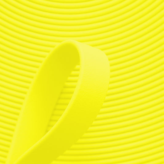 Nahaufnahme von neon-gelber BioThane Beta Standard Meterware (Farbcode NEON YELLOW YE527) mit matter, lederähnlicher Struktur für Hundezubehör und Reitsport.