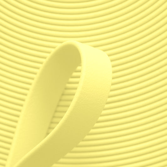 Nahaufnahme von pastell-gelber BioThane Beta Standard Meterware (Farbcode PASTEL YELLOW YE524) mit matter, lederähnlicher Struktur für Hundezubehör und Reitsport.