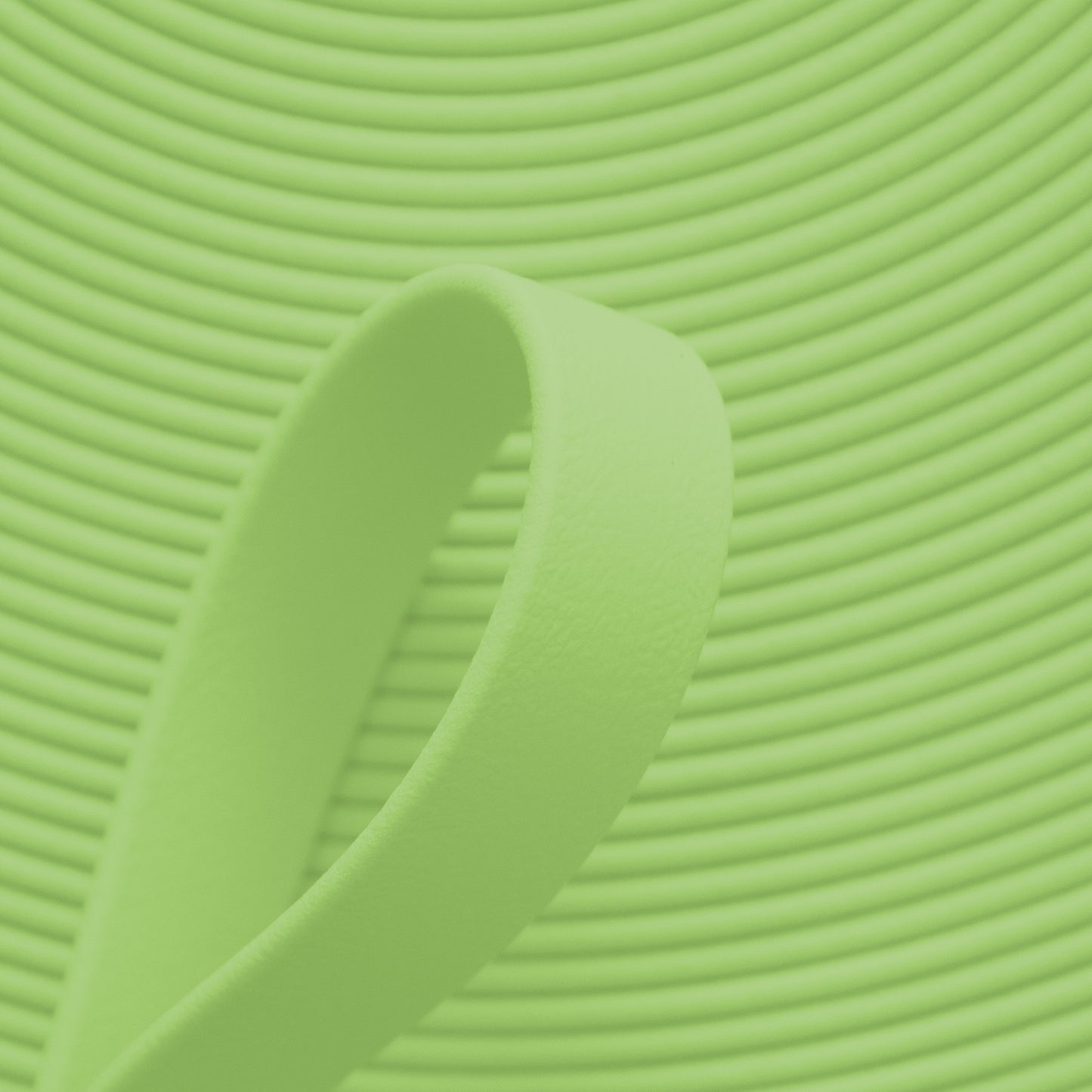 Nahaufnahme von hellgrüner BioThane Beta Standard Meterware (Farbcode PASTELL GREEN GN529) mit matter, lederähnlicher Struktur für Hundezubehör und Reitsport.