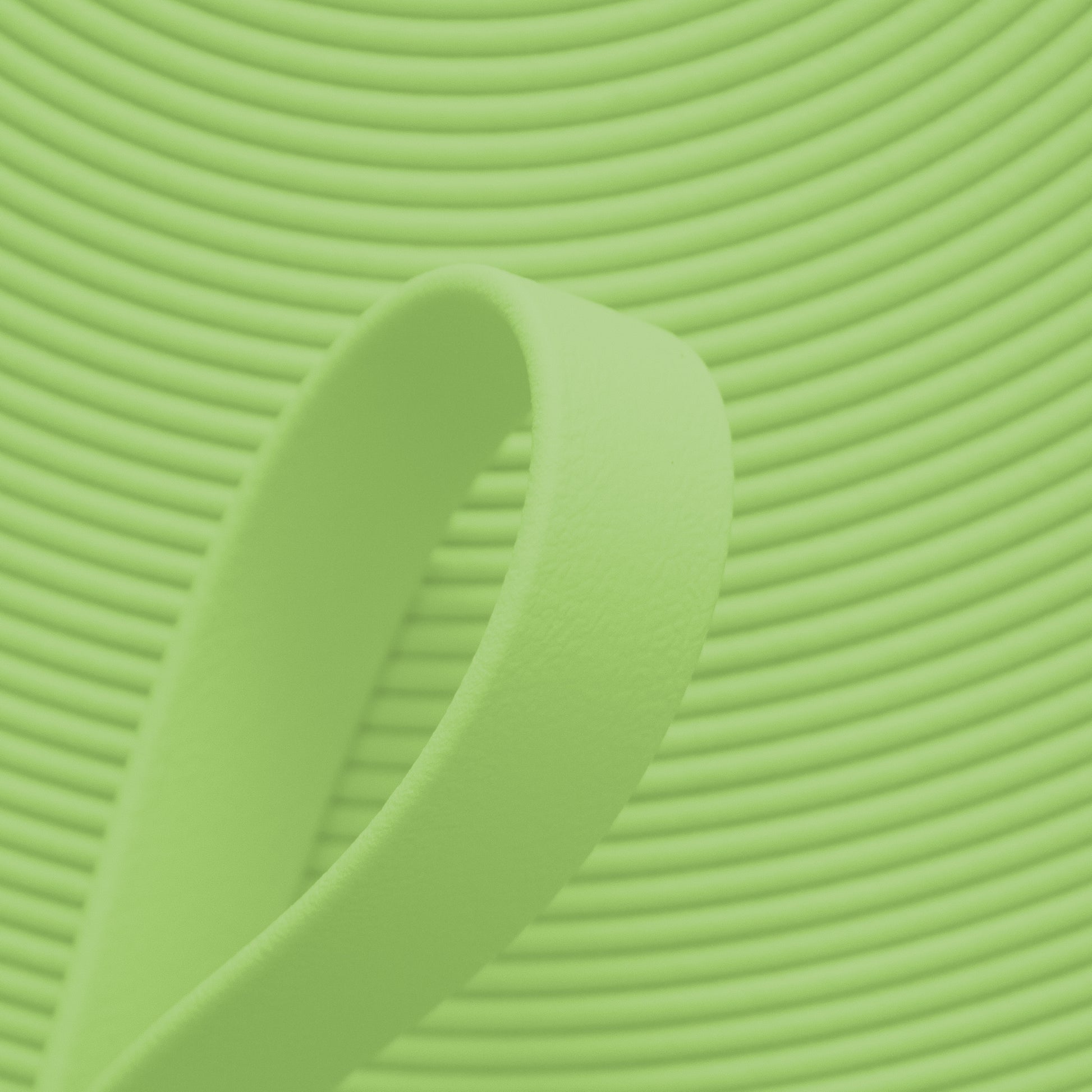 Nahaufnahme von hellgrüner BioThane Beta Standard Meterware (Farbcode PASTELL GREEN GN529) mit matter, lederähnlicher Struktur für Hundezubehör und Reitsport.
