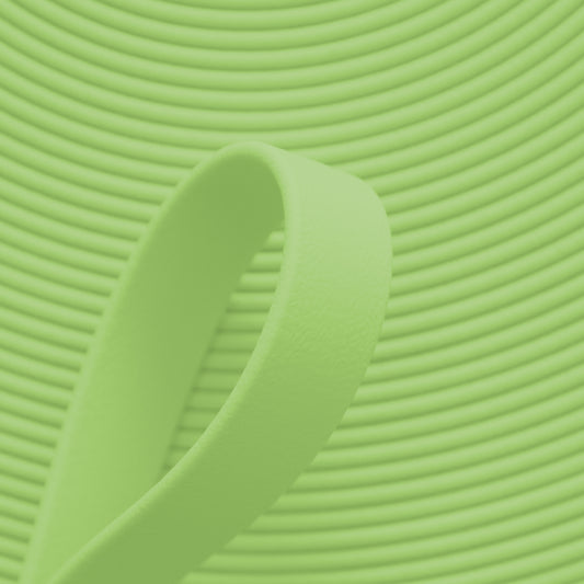 Nahaufnahme von hellgrüner BioThane Beta Standard Meterware (Farbcode PASTELL GREEN GN529) mit matter, lederähnlicher Struktur für Hundezubehör und Reitsport.