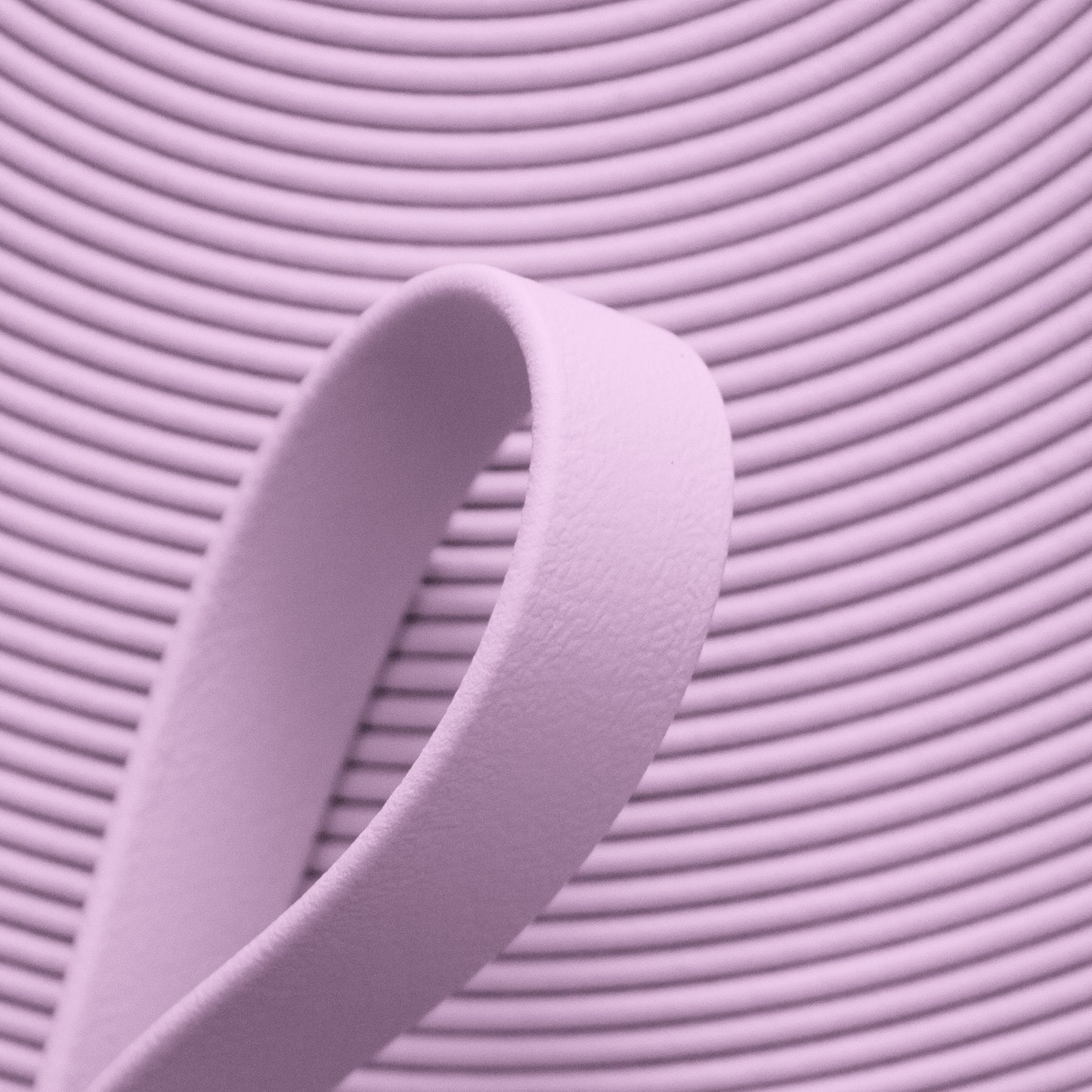 Nahaufnahme von pastell-lilafarbener BioThane Beta Standard Meterware (Farbcode PASTELL LILA PU522) mit matter, lederähnlicher Struktur für Hundezubehör und Reitsport.
