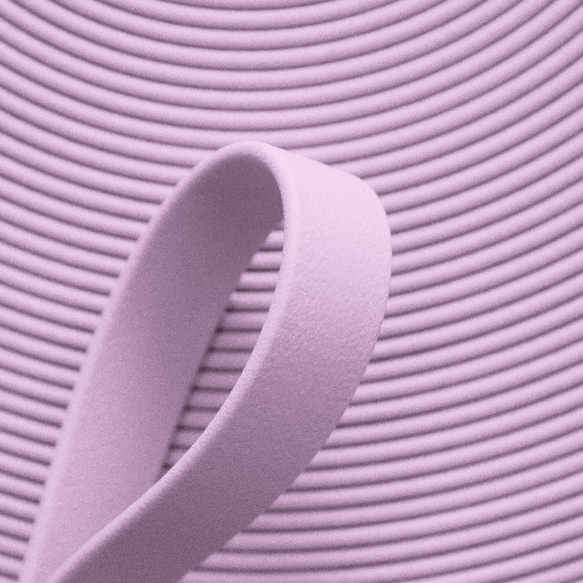 Nahaufnahme von pastell-lilafarbener BioThane Beta Standard Meterware (Farbcode PASTELL LILA PU522) mit matter, lederähnlicher Struktur für Hundezubehör und Reitsport.