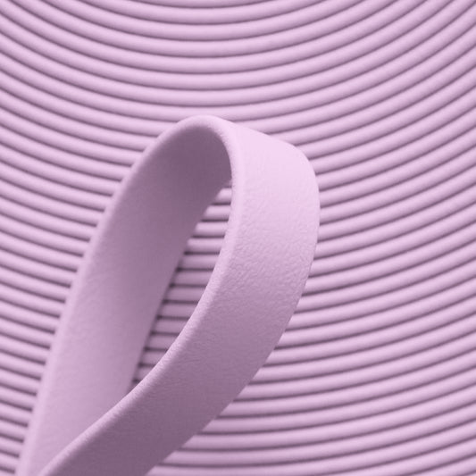 Nahaufnahme von pastell-lilafarbener BioThane Beta Standard Meterware (Farbcode PASTELL LILA PU522) mit matter, lederähnlicher Struktur für Hundezubehör und Reitsport.