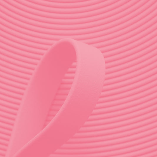 Nahaufnahme von pastell-rosafarbener BioThane Beta Standard Meterware (Farbcode PASTELL PINK PK522) mit matter, lederähnlicher Struktur für Hundezubehör und Reitsport.