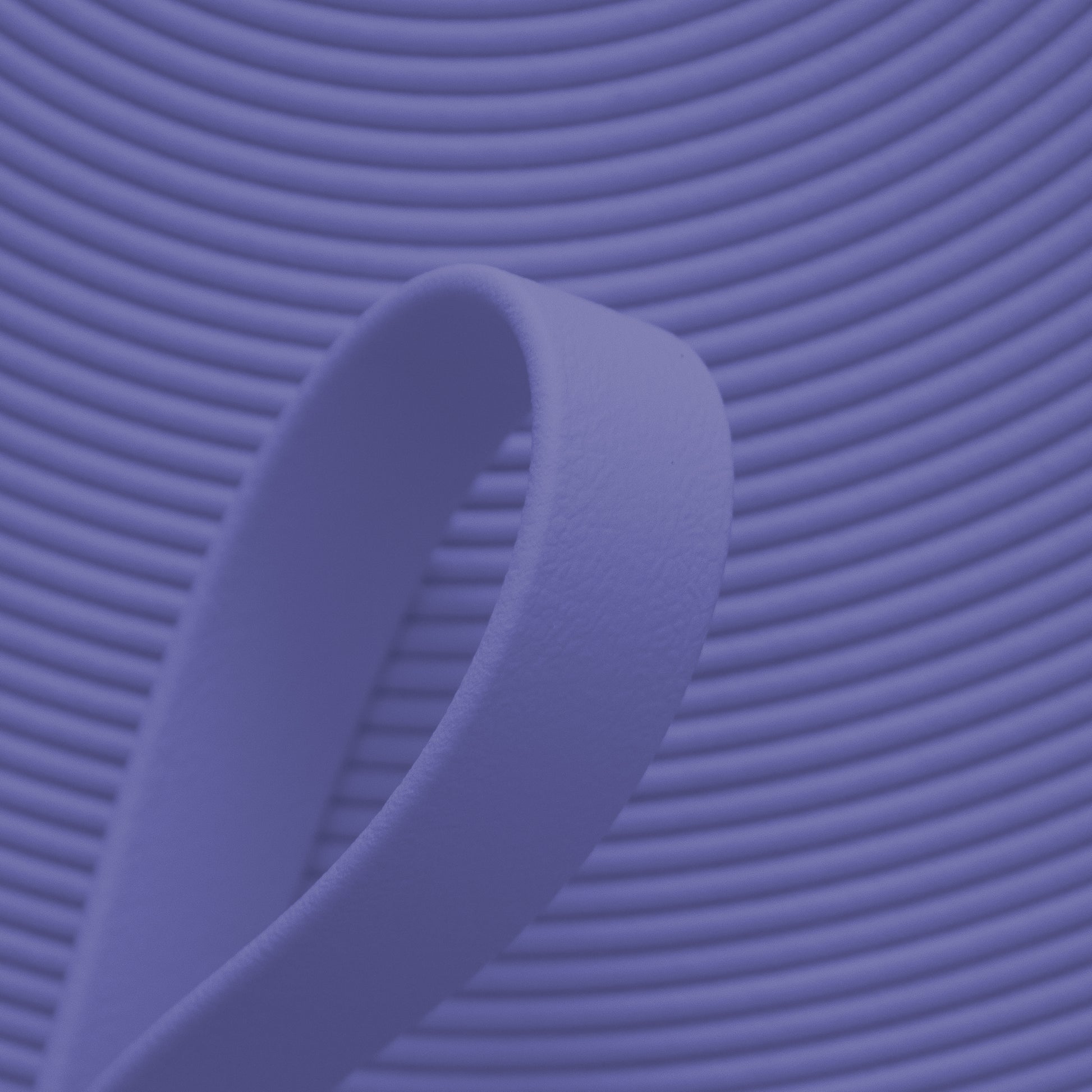 Nahaufnahme von periwinkle-blauer BioThane Beta Standard Meterware (Farbcode PERIWINKLE BU525) mit matter, lederähnlicher Struktur für Hundezubehör und Reitsport.