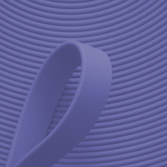 Nahaufnahme von periwinkle-blauer BioThane Beta Standard Meterware (Farbcode PERIWINKLE BU525) mit matter, lederähnlicher Struktur für Hundezubehör und Reitsport.