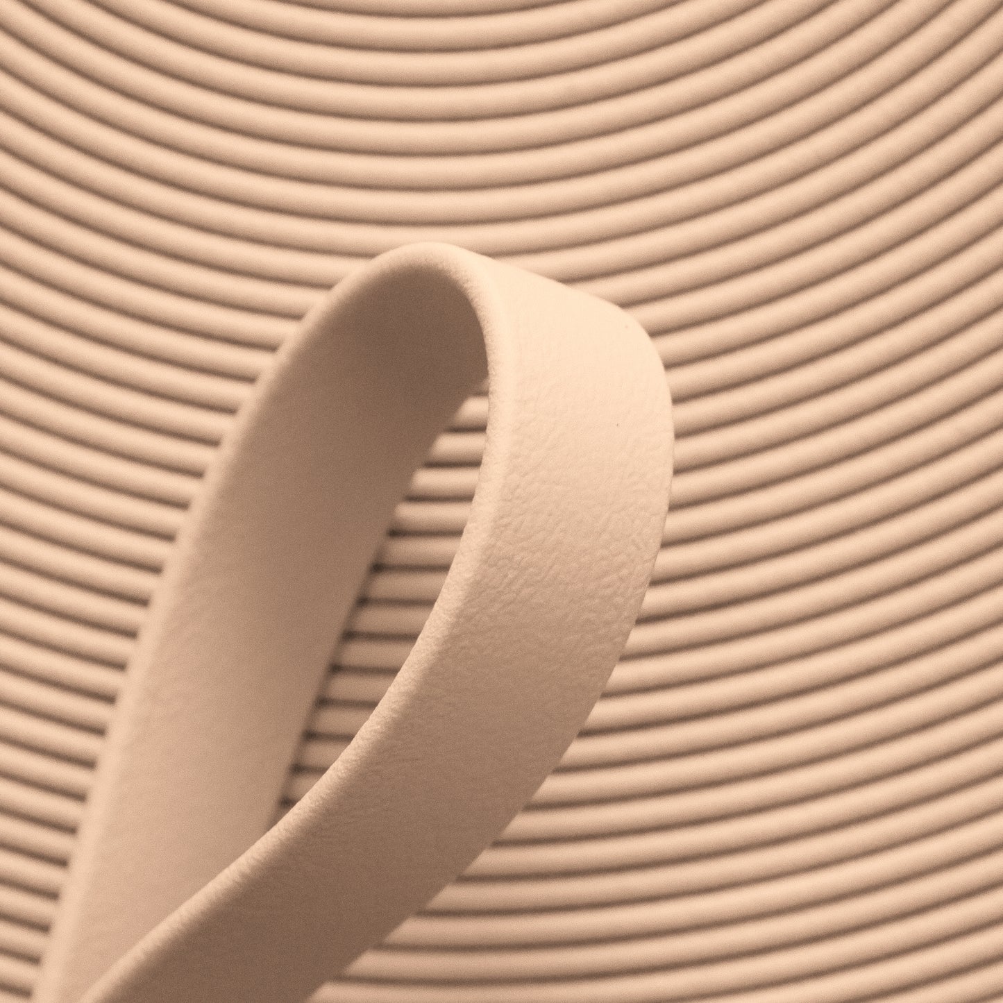 Nahaufnahme von sand-beiger BioThane Beta Standard Meterware (Farbcode POWDER TAN TN52D) mit matter, lederähnlicher Struktur für Hundeleinen und Reitsport.