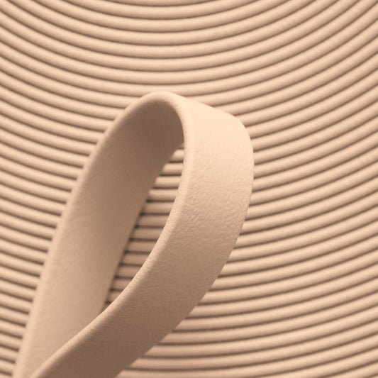 Nahaufnahme von sand-beiger BioThane Beta Standard Meterware (Farbcode POWDER TAN TN52D) mit matter, lederähnlicher Struktur für Hundeleinen und Reitsport.