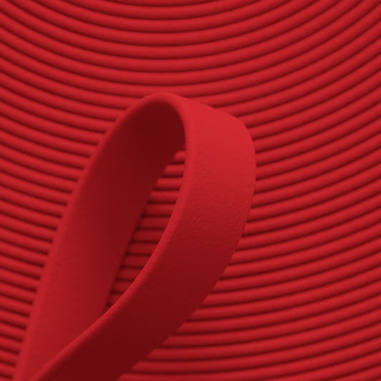 Nahaufnahme von signalroter BioThane Beta Standard Meterware (Farbcode RED RD522) mit matter, lederähnlicher Struktur für Hundezubehör und Reitsport.