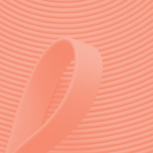 Nahaufnahme von lachsrosafarbener BioThane Beta Standard Meterware (Farbcode SALMON PINK PK525) mit matter, lederähnlicher Struktur für Hundezubehör und Reitsport.