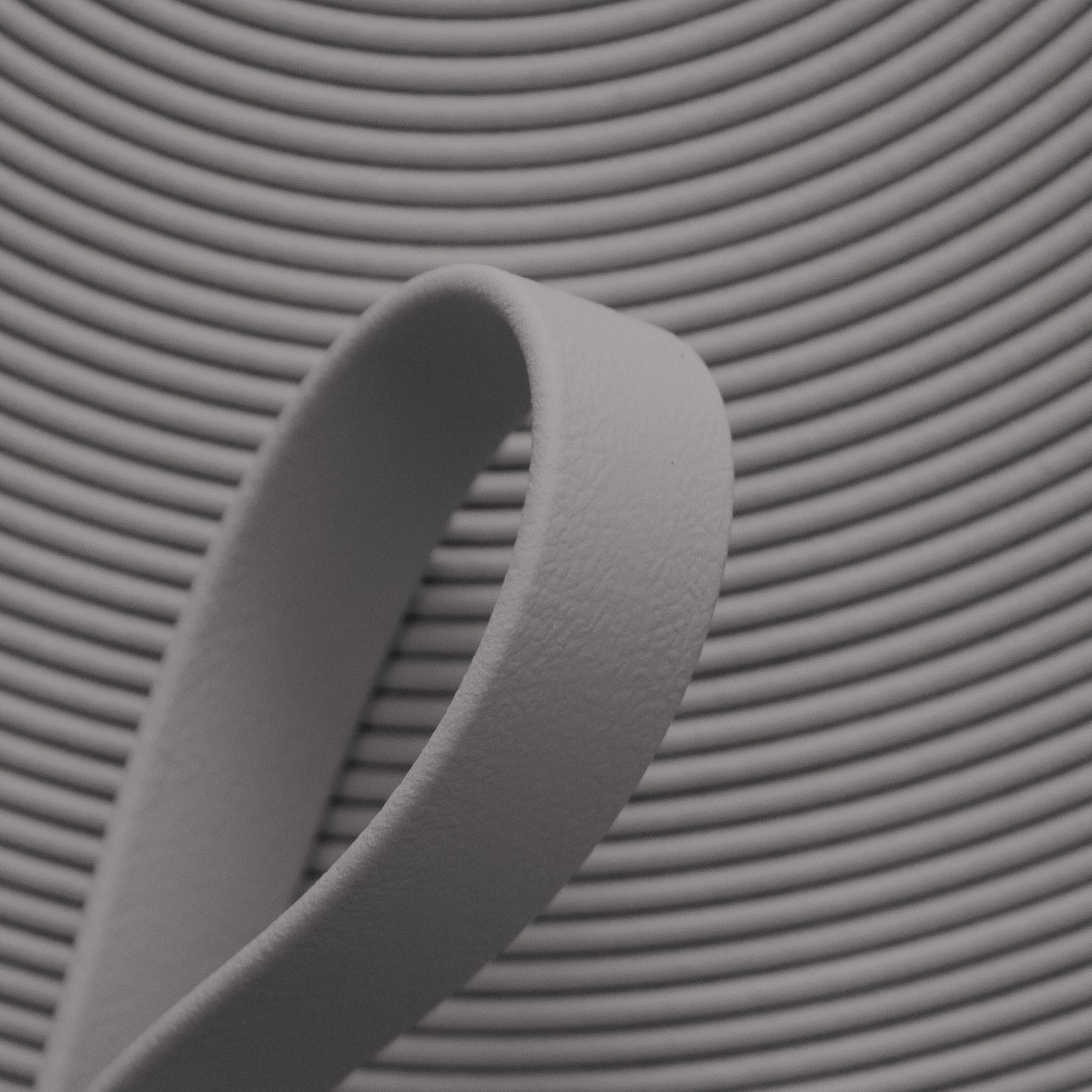 Nahaufnahme von silber-grauer BioThane Beta Standard Meterware (Farbcode SILVER SI526) mit matter, lederähnlicher Struktur für Hundeleinen und Pferdesport.