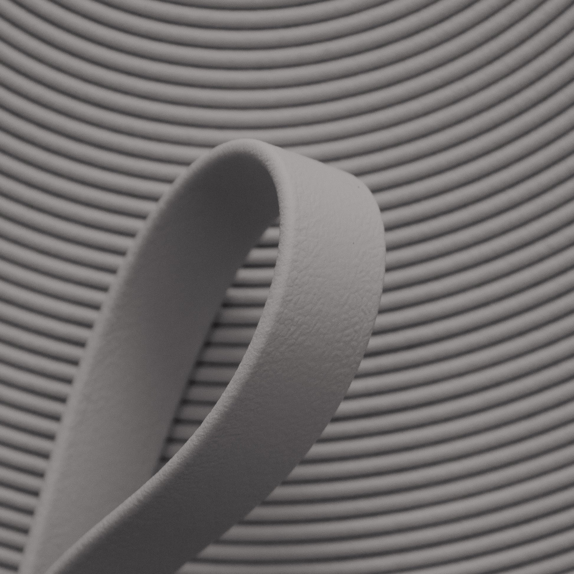 Nahaufnahme von silber-grauer BioThane Beta Standard Meterware (Farbcode SILVER SI526) mit matter, lederähnlicher Struktur für Hundeleinen und Pferdesport.