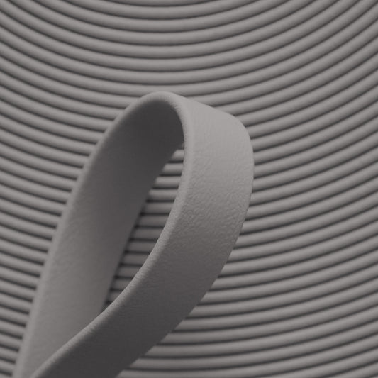 Nahaufnahme von silber-grauer BioThane Beta Standard Meterware (Farbcode SILVER SI526) mit matter, lederähnlicher Struktur für Hundeleinen und Pferdesport.