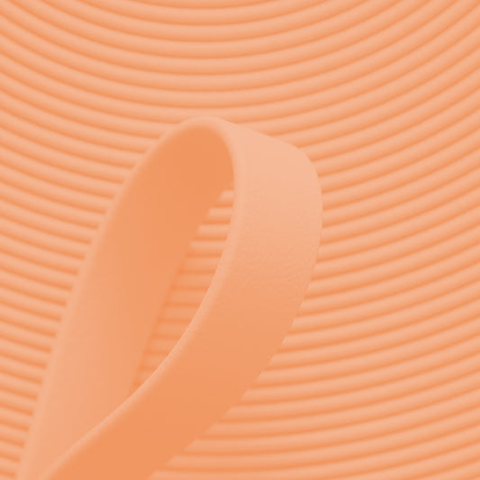 Nahaufnahme von sonnenuntergangs-oranger BioThane Beta Standard Meterware (Farbcode SUNSET OR526) mit matter, lederähnlicher Struktur für Hundezubehör und Reitsport.