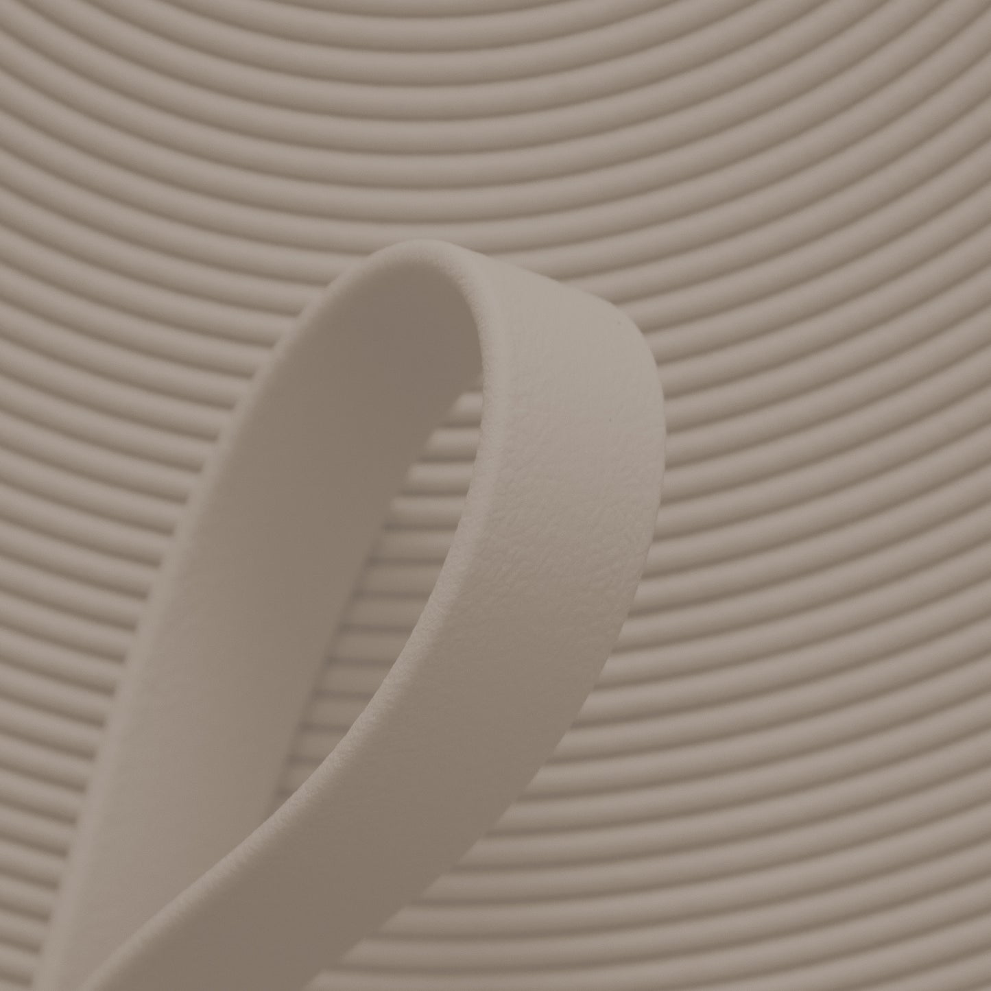 Nahaufnahme von taupe-farbener BioThane Beta Standard Meterware (Farbcode TAUPE TN523) mit matter, lederähnlicher Struktur für Hundezubehör und Reitsport.
