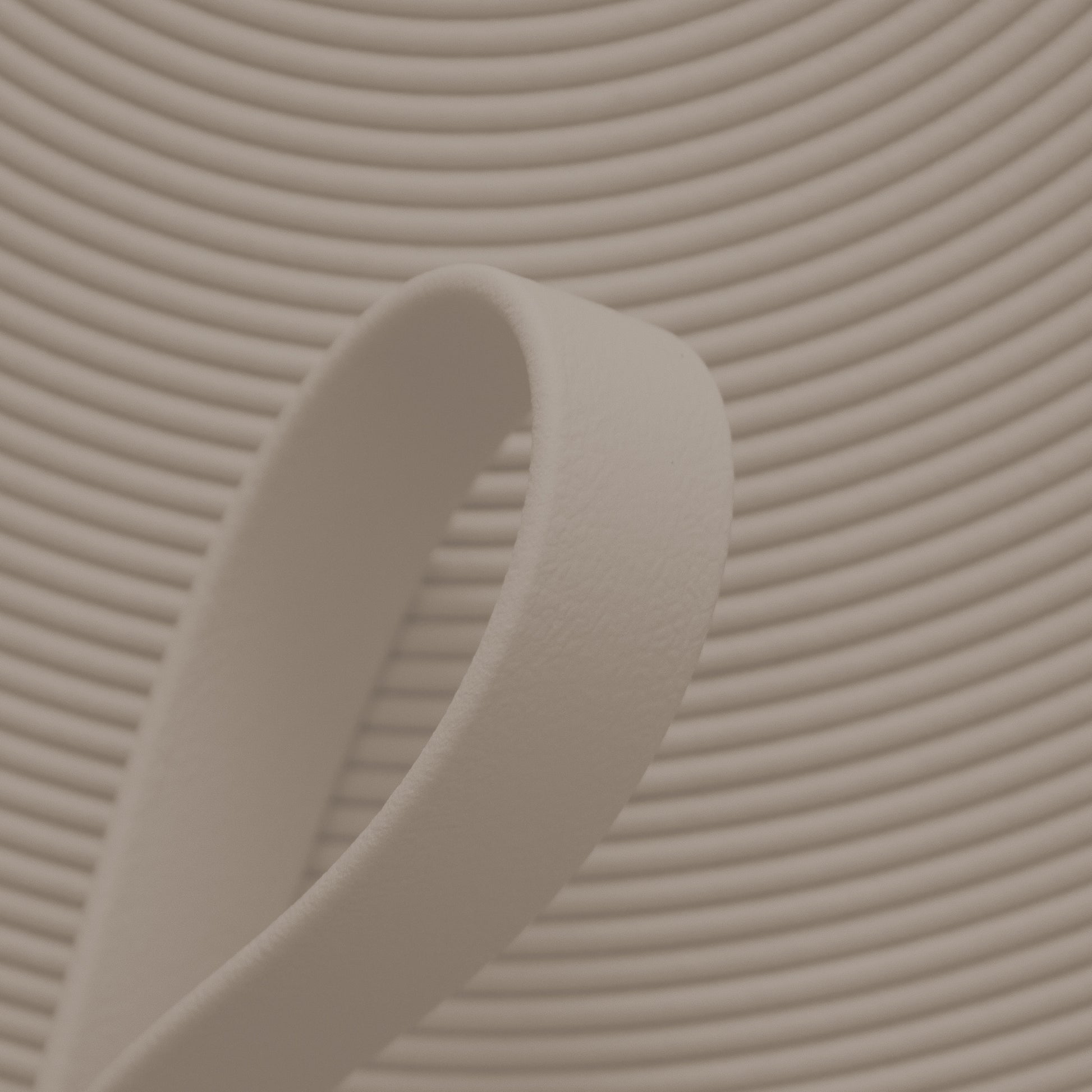 Nahaufnahme von taupe-farbener BioThane Beta Standard Meterware (Farbcode TAUPE TN523) mit matter, lederähnlicher Struktur für Hundezubehör und Reitsport.