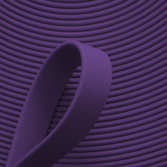 Nahaufnahme von violetter BioThane Beta Standard Meterware (Farbcode VI521) als flaches Gurtband für die Herstellung von Hundezubehör.