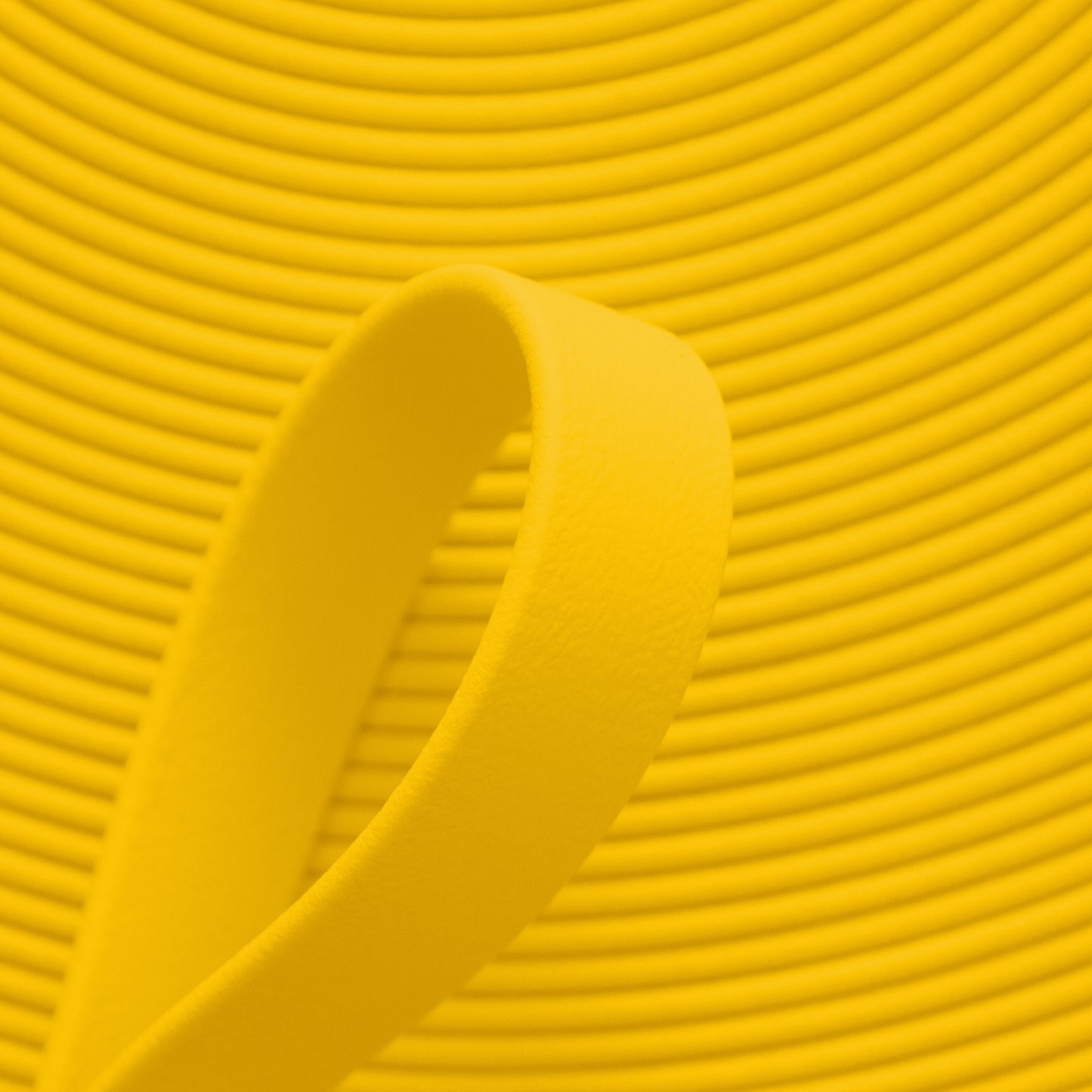 Nahaufnahme von gelber BioThane Beta Standard Meterware (Farbcode YELLOW YE521) mit matter, lederähnlicher Struktur für Hundezubehör und Reitsport.