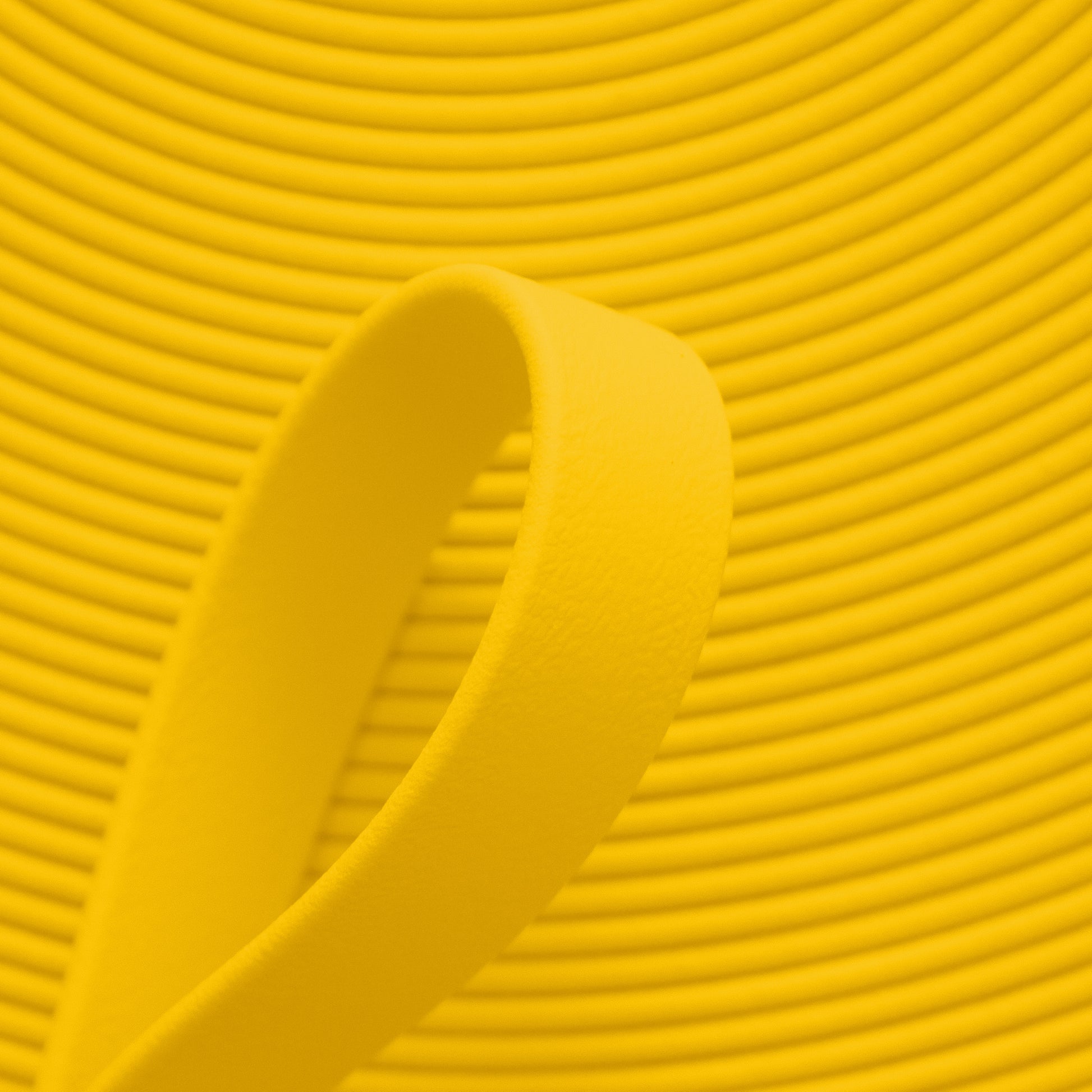 Nahaufnahme von gelber BioThane Beta Standard Meterware (Farbcode YELLOW YE521) mit matter, lederähnlicher Struktur für Hundezubehör und Reitsport.