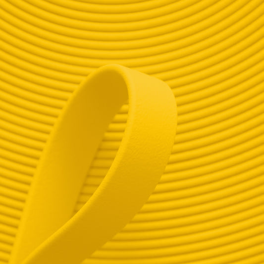 Nahaufnahme von gelber BioThane Beta Standard Meterware (Farbcode YELLOW YE521) mit matter, lederähnlicher Struktur für Hundezubehör und Reitsport.