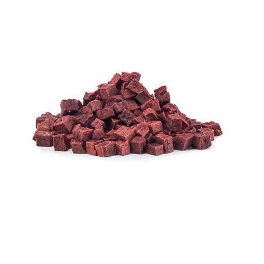 Nahaufnahme von soften, luftgetrockneten Pferdefleischwürfeln als bekömmliche Single-Protein-Belohnung für Hunde